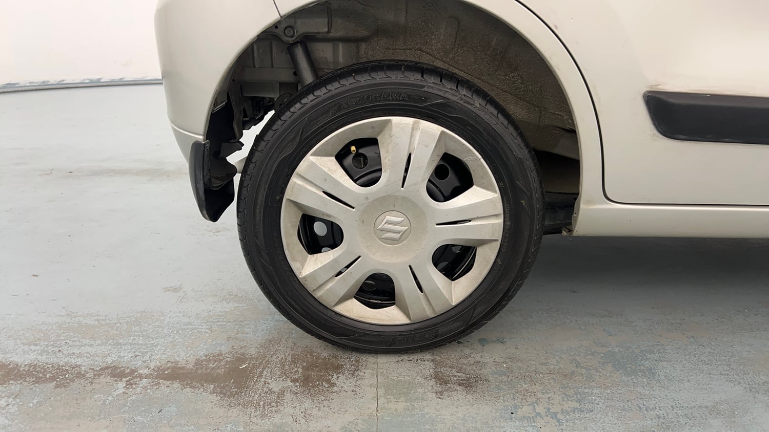Used 2017 Maruti Suzuki Wagon R 1.0 VXI AMT Petrol Automatic tyres RIGHT REAR TYRE RIM VIEW