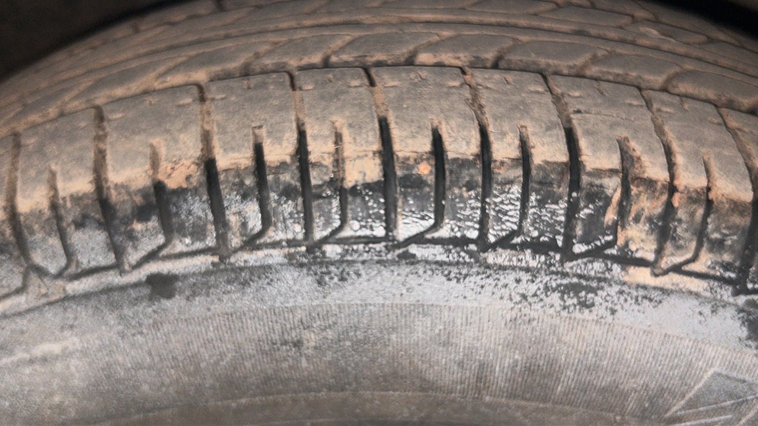 Used 2013 Hyundai i10 Sportz 1.2 Kappa2 Petrol Manual tyres RIGHT FRONT TYRE TREAD VIEW
