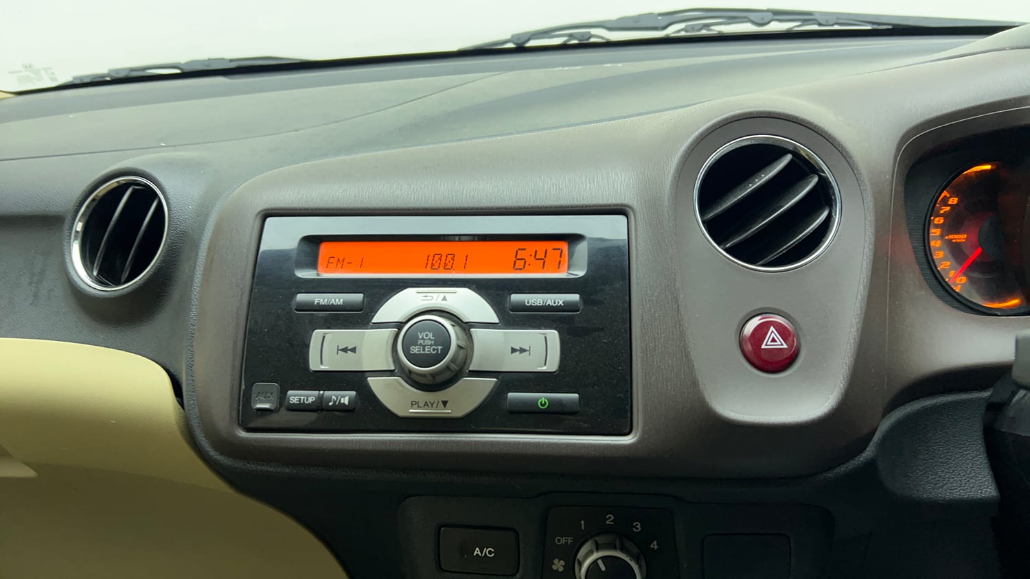 Used 2013 Honda Amaze 1.2 S i-VTEC Petrol Manual top_features Integrated (in-dash) music system