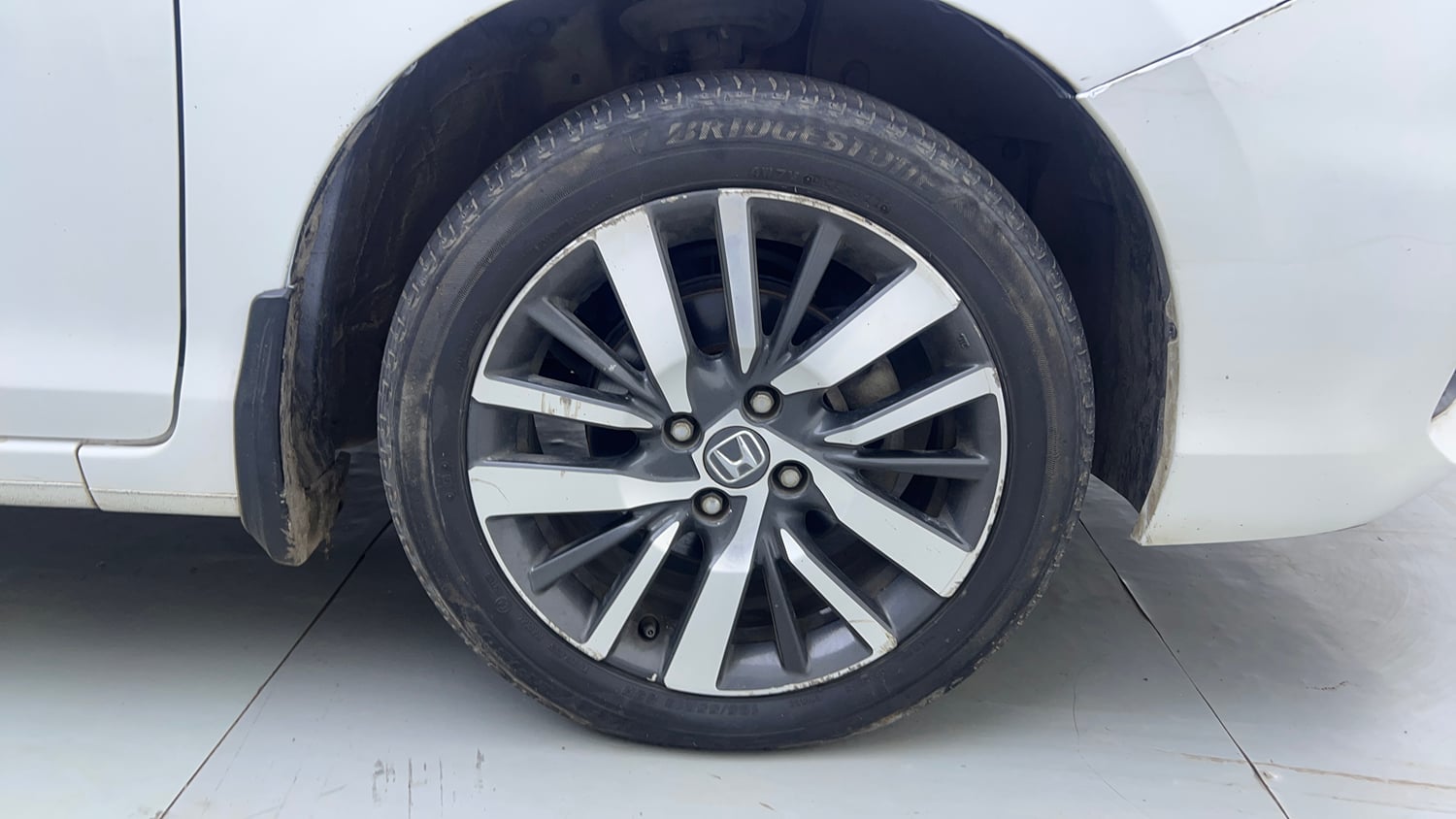 Used 2022 Honda City ZX Petrol Petrol Manual tyres RIGHT FRONT TYRE RIM VIEW