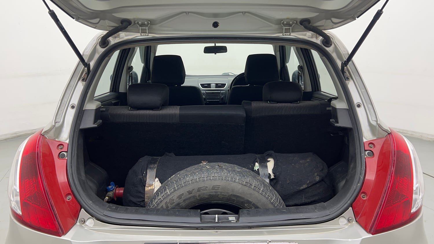 Used 2015 Maruti Suzuki Swift VXi Petrol Manual interior DICKY INSIDE VIEW