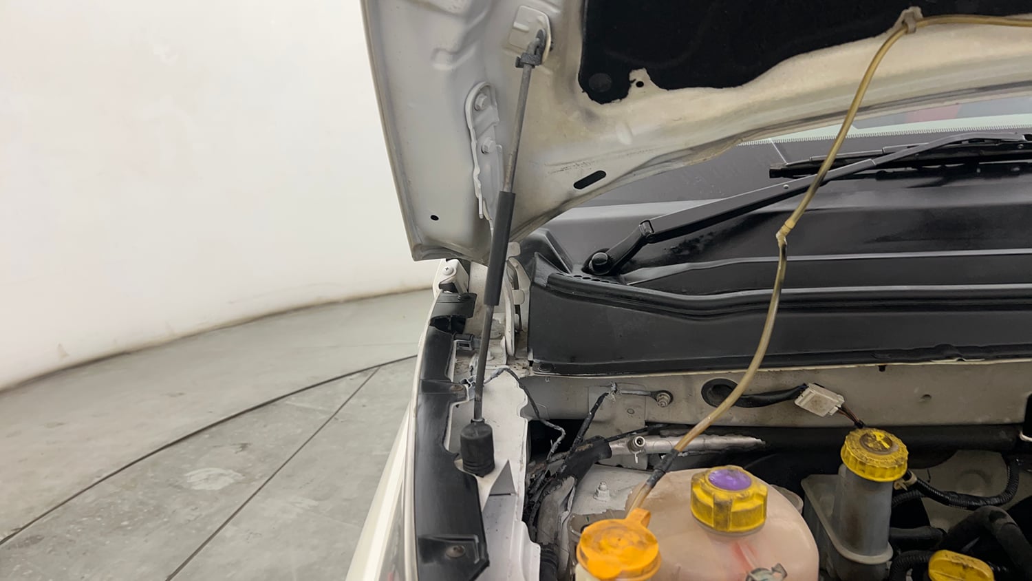 Used 2016 Mahindra KUV100 K4 6 STR Petrol Manual engine ENGINE RIGHT SIDE HINGE & APRON VIEW