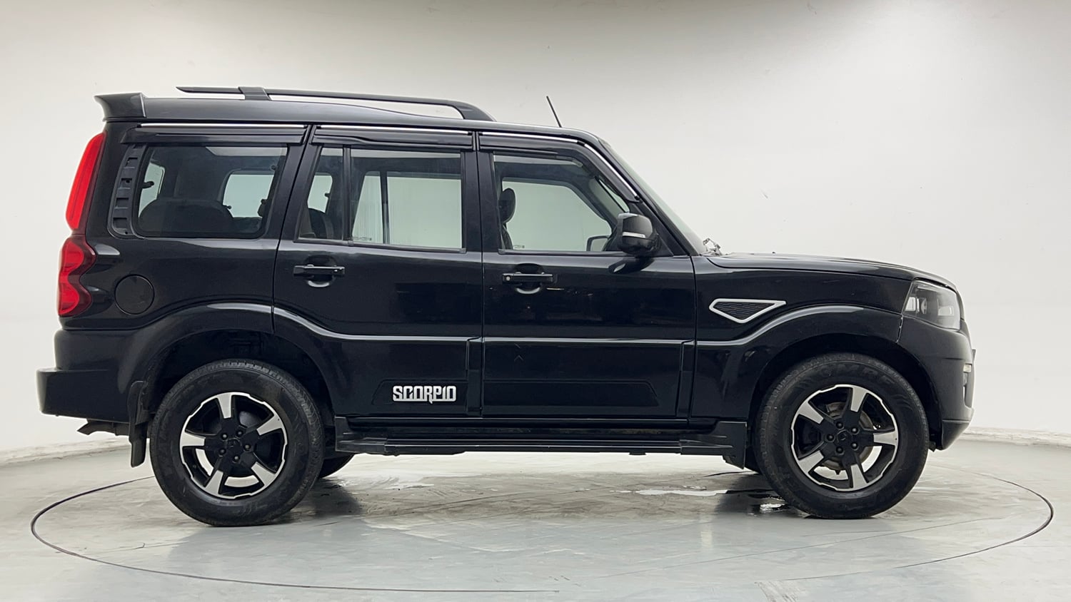 Used 2022 Mahindra Scorpio S9 Diesel Manual exterior RIGHT SIDE VIEW