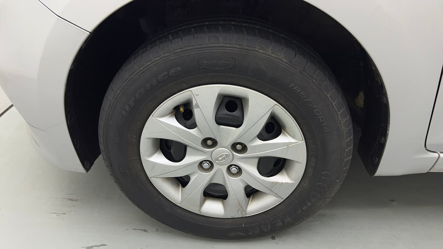 Used 2016 Hyundai Elite i20 Sportz 1.2 Petrol Manual tyres LEFT FRONT TYRE RIM VIEW