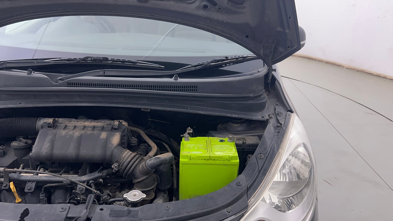 Used 2013 Hyundai i10 Sportz 1.2 Kappa2 Petrol Manual engine ENGINE LEFT SIDE HINGE & APRON VIEW