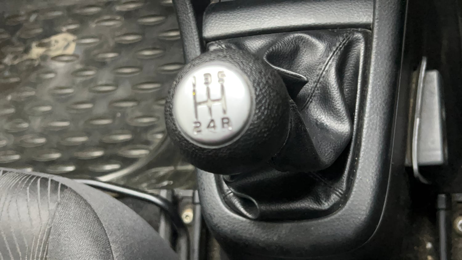 Used 2014 Maruti Suzuki Swift VXi Petrol Manual interior GEAR  KNOB VIEW