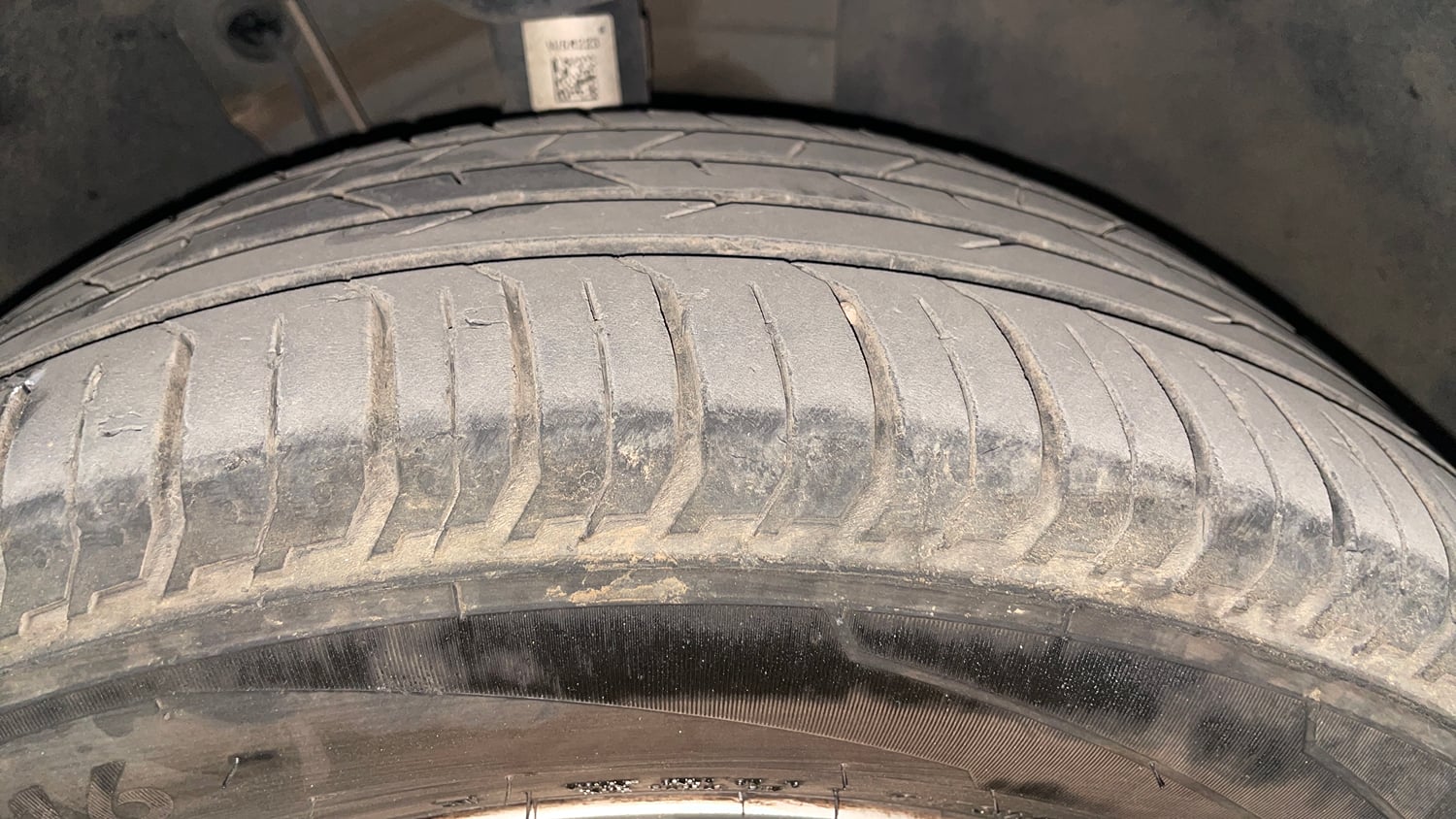 Used 2023 Volkswagen Virtus Highline 1.0 TSI AT Petrol Automatic tyres RIGHT FRONT TYRE TREAD VIEW