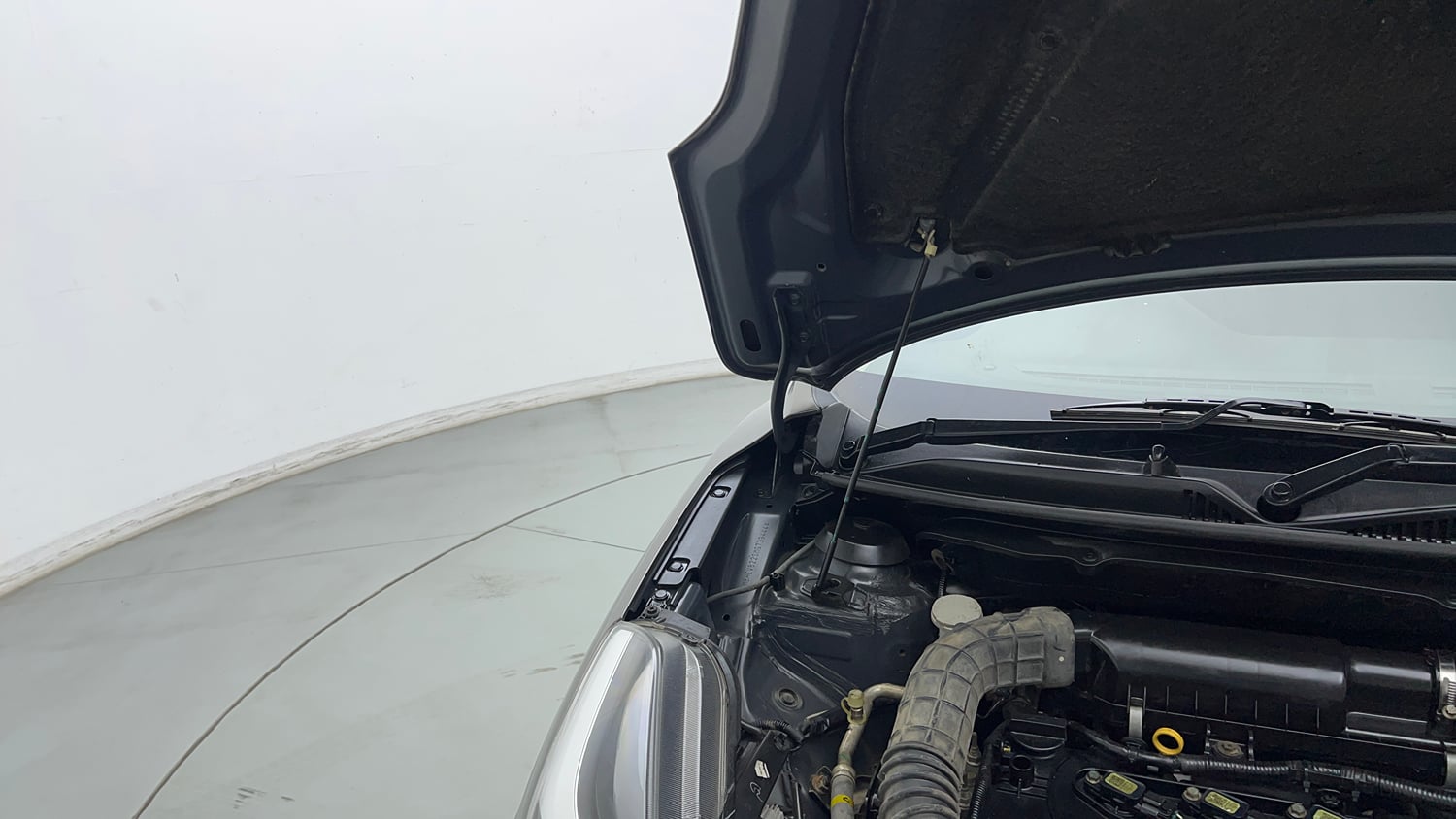 Used 2021 Maruti Suzuki Baleno Zeta Petrol Manual engine ENGINE RIGHT SIDE HINGE & APRON VIEW
