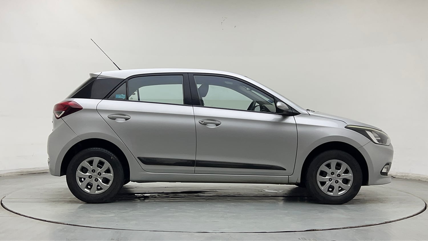 Used 2016 Hyundai Elite i20 Sportz 1.2 Petrol Manual exterior RIGHT SIDE VIEW