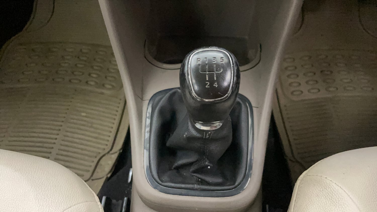 Used 2015 Skoda Rapid 1.6 MPI Elegance Petrol Manual interior GEAR  KNOB VIEW