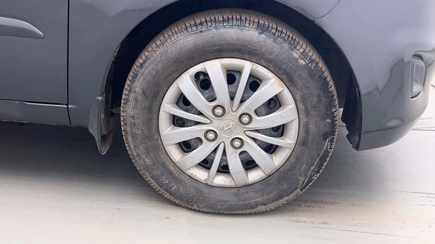 Used 2013 Hyundai i10 Sportz 1.2 Kappa2 Petrol Manual tyres RIGHT FRONT TYRE RIM VIEW