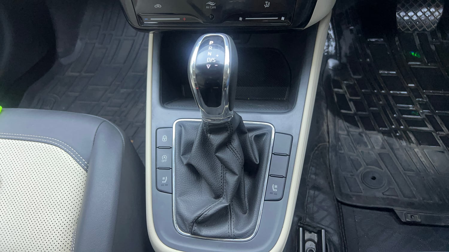 Used 2024 Skoda Slavia Style 1.5L TSI DSG Petrol Automatic interior GEAR  KNOB VIEW