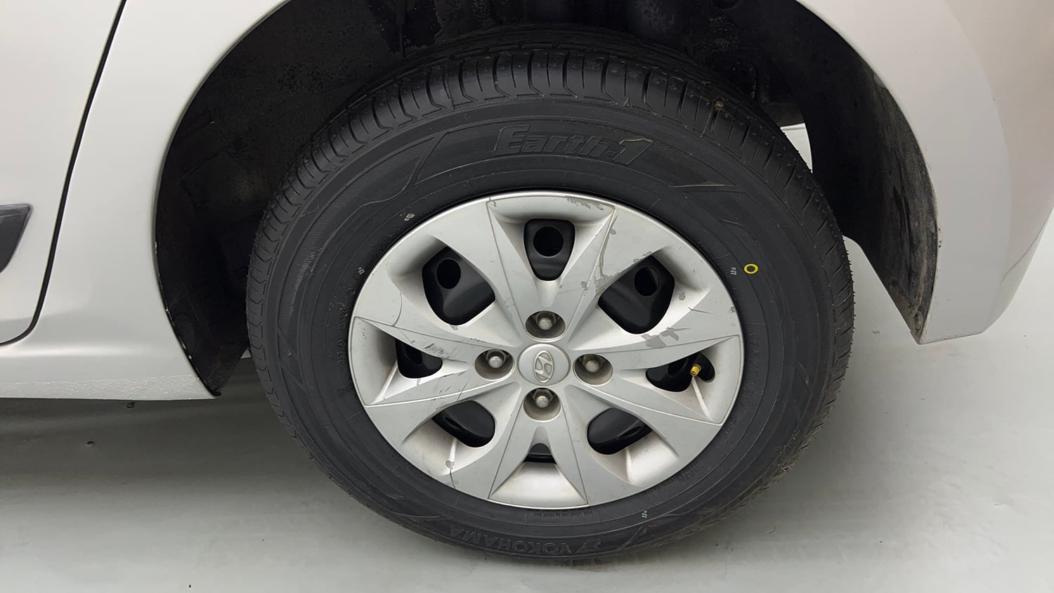 Used 2016 Hyundai Elite i20 Sportz 1.2 Petrol Manual tyres LEFT REAR TYRE RIM VIEW