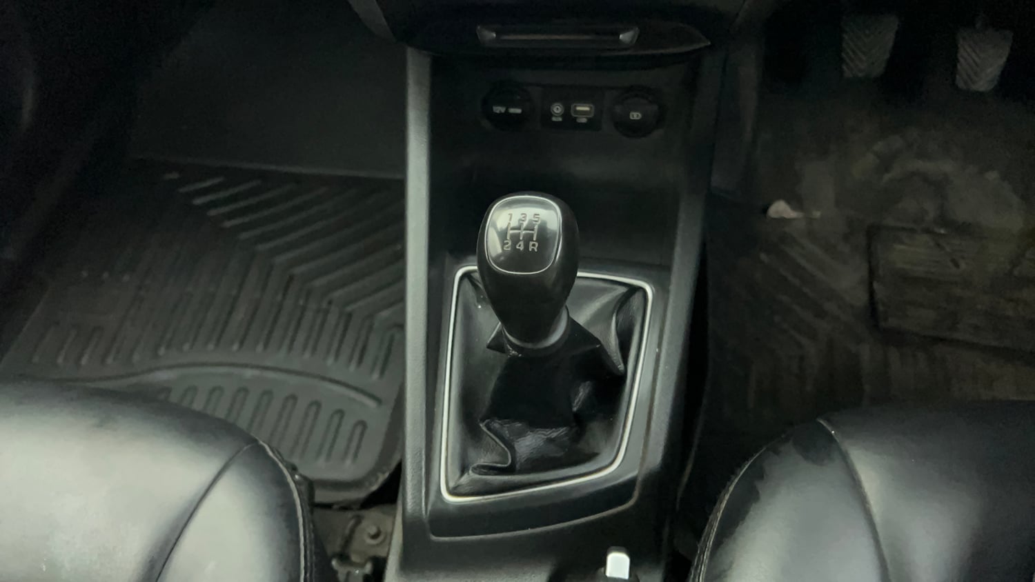 Used 2020 Hyundai Elite i20 Sportz Plus 1.2 Petrol Manual interior GEAR  KNOB VIEW