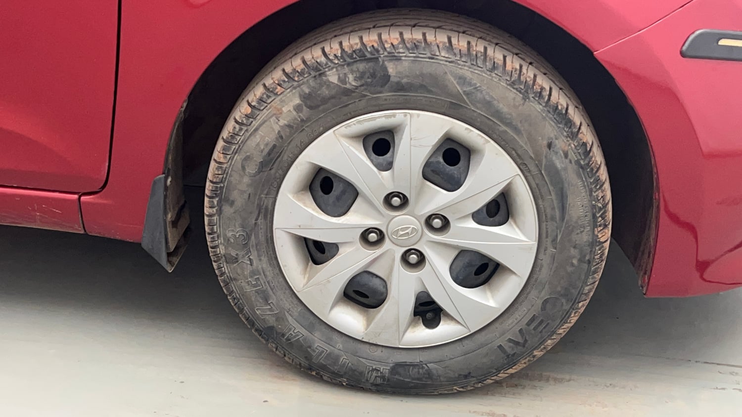 Used 2015 Hyundai Elite i20 Magna 1.2 Petrol Manual tyres RIGHT FRONT TYRE RIM VIEW