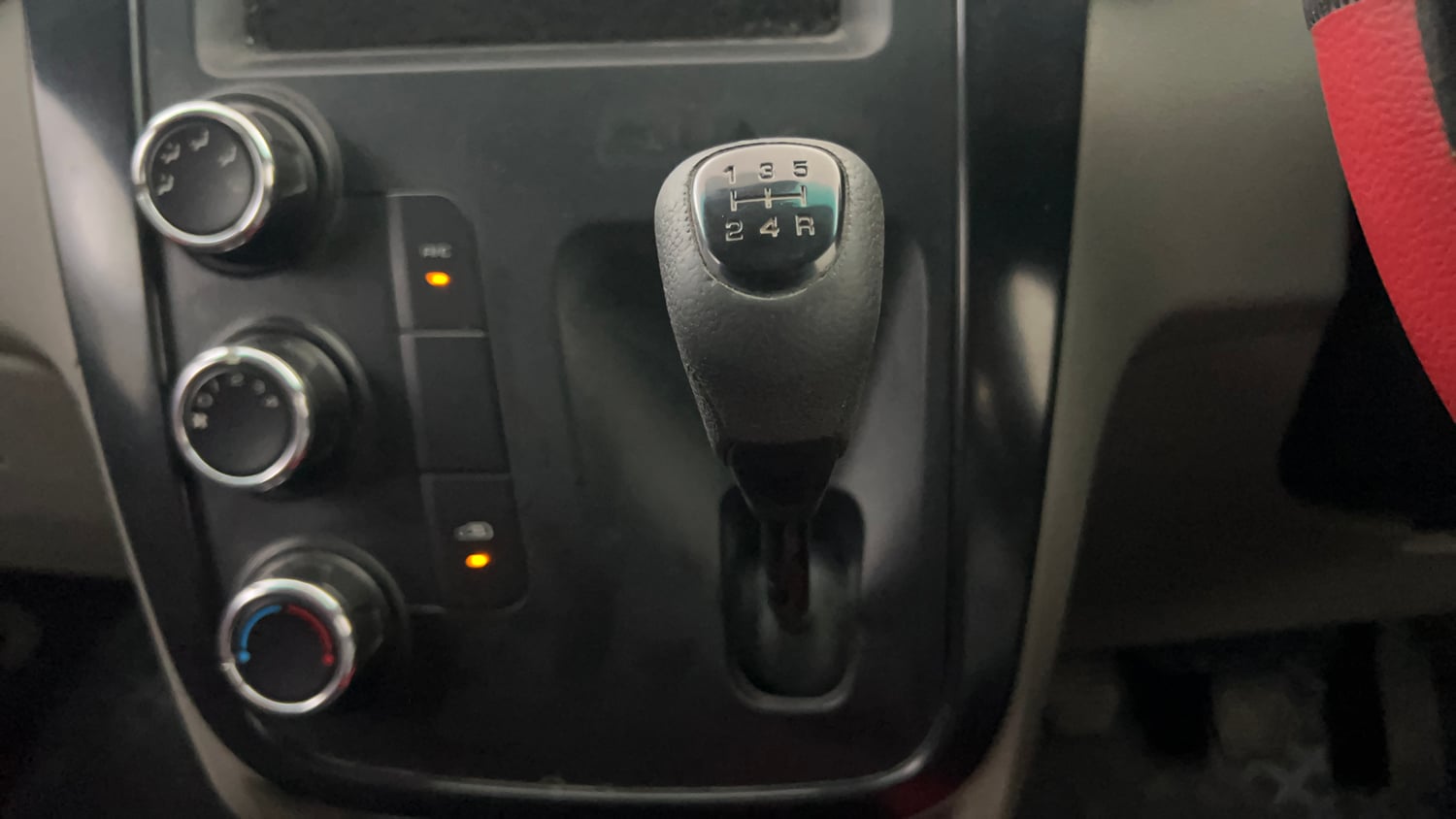 Used 2016 Mahindra KUV100 K4 6 STR Petrol Manual interior GEAR  KNOB VIEW