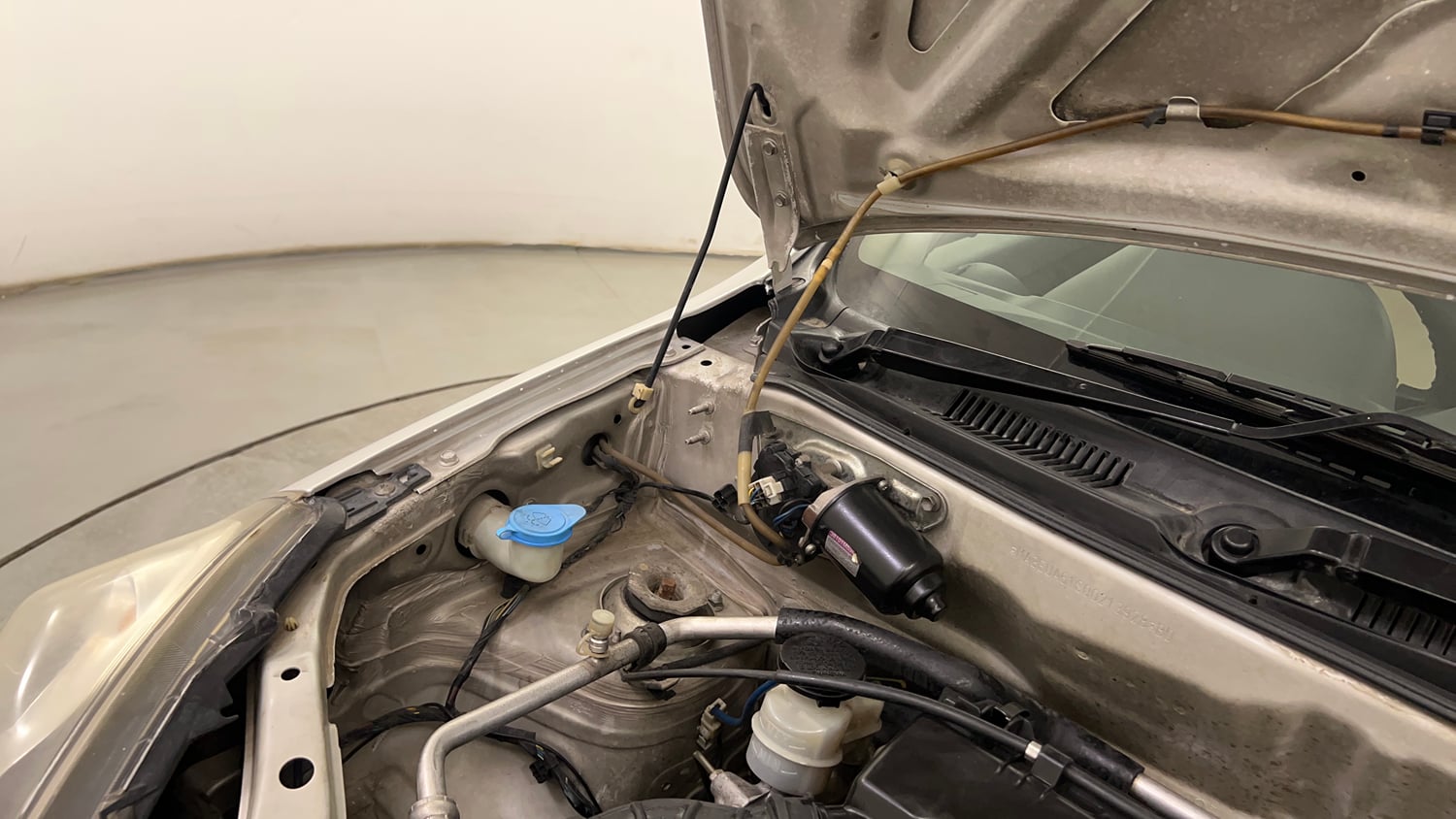 Used 2013 Maruti Suzuki Alto 800 Lxi CNG Cng Manual engine ENGINE RIGHT SIDE HINGE & APRON VIEW