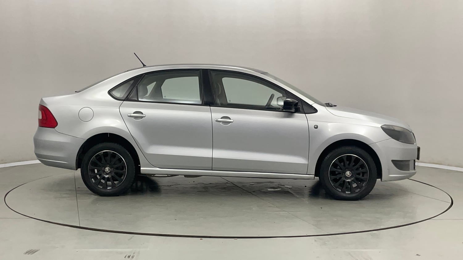 Used 2015 Skoda Rapid 1.6 MPI Elegance Petrol Manual exterior RIGHT SIDE VIEW