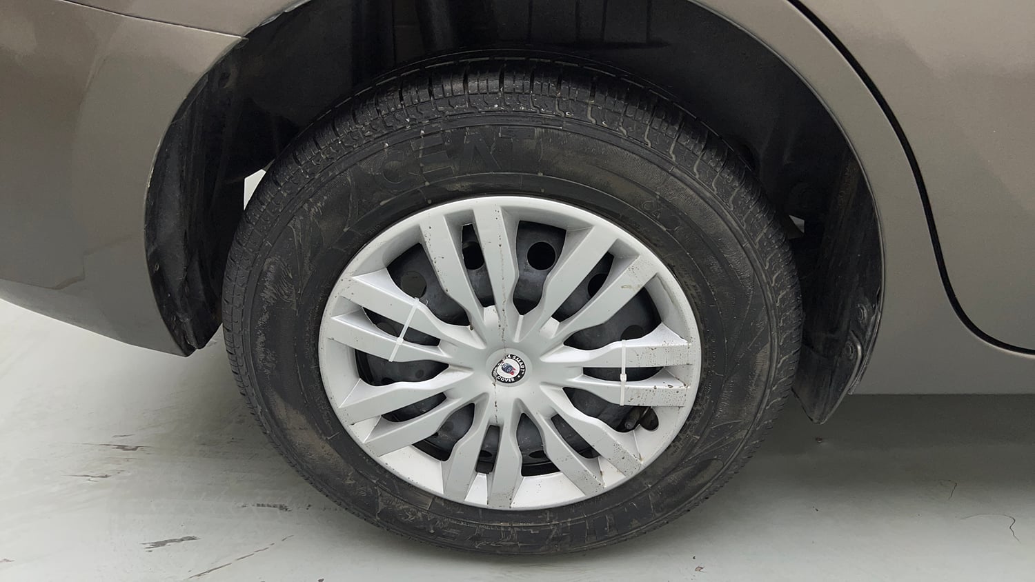 Used 2017 Maruti Suzuki Dzire VXi AMT Petrol Automatic tyres RIGHT REAR TYRE RIM VIEW