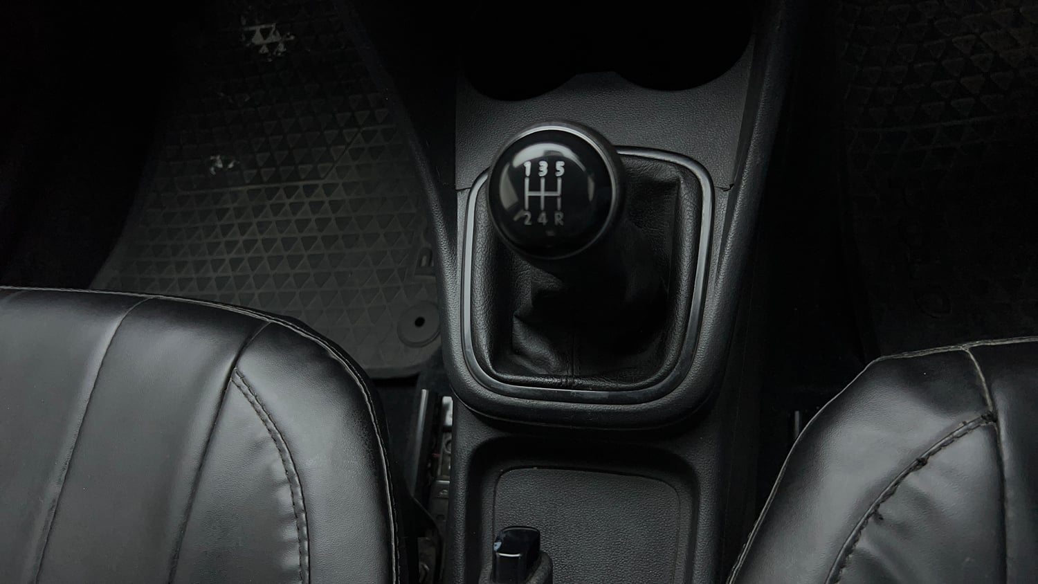 Used 2022 Volkswagen Polo Comfortline 1.0L MPI Petrol Manual interior GEAR  KNOB VIEW