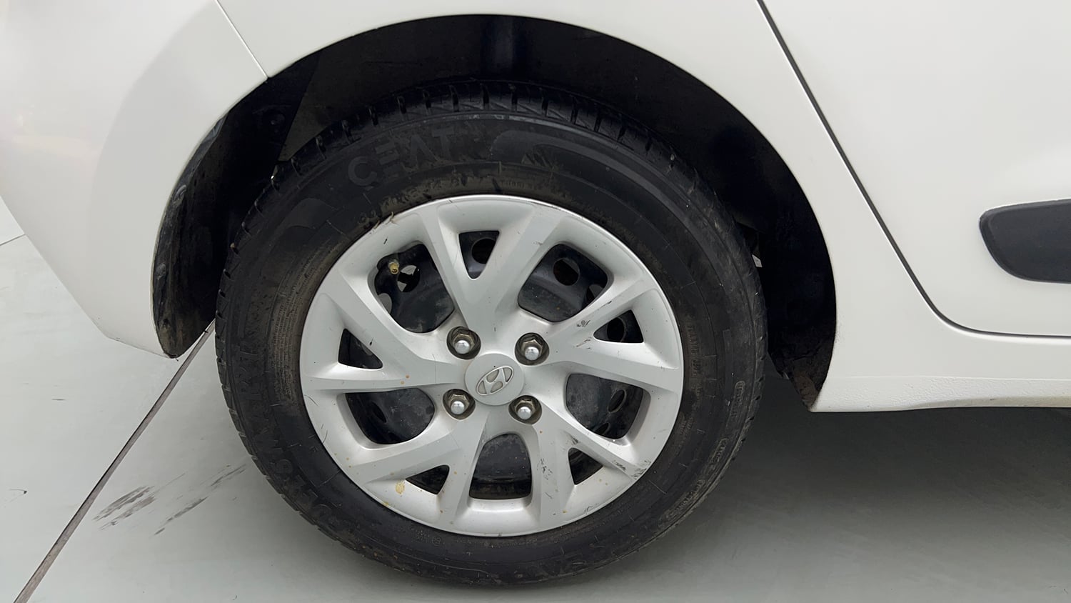 Used 2017 Hyundai Grand i10 Sportz (O) 1.2 Kappa VTVT Petrol Manual tyres RIGHT REAR TYRE RIM VIEW