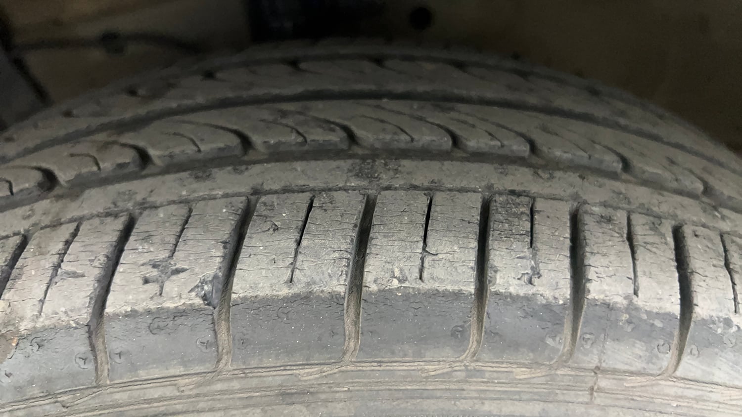 Used 2016 Maruti Suzuki Ciaz VXi+ Petrol Manual tyres LEFT FRONT TYRE TREAD VIEW