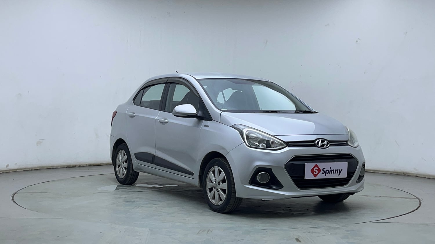 Used 2016 Hyundai Xcent SX 1.1 CRDi Diesel Manual exterior RIGHT FRONT CORNER VIEW