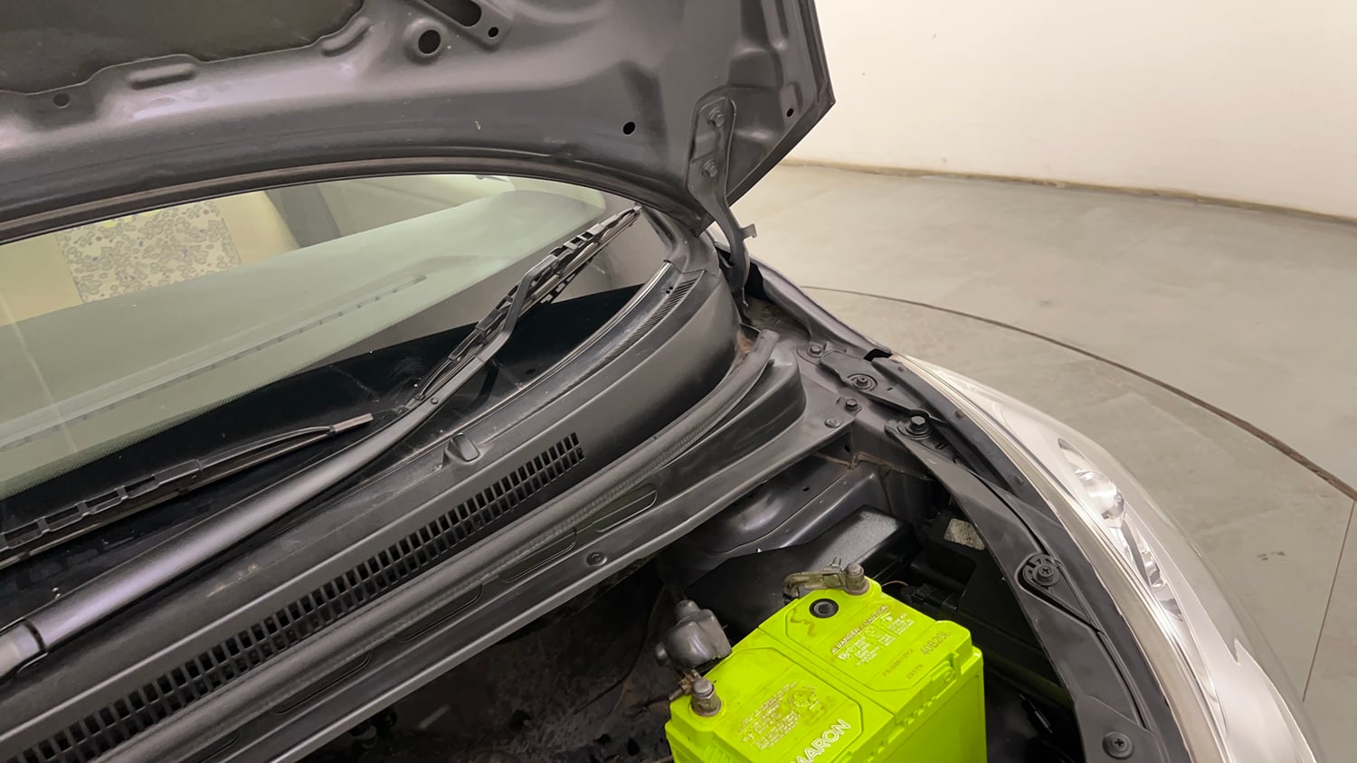 Used 2014 Hyundai i10 Sportz 1.1 iRDE2 Petrol Manual engine ENGINE LEFT SIDE HINGE & APRON VIEW
