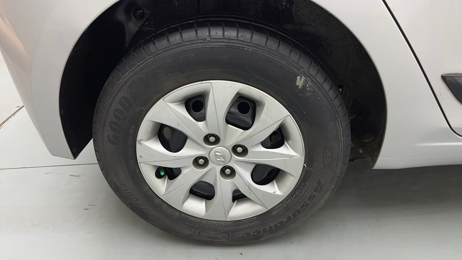 Used 2016 Hyundai Elite i20 Sportz 1.2 Petrol Manual tyres RIGHT REAR TYRE RIM VIEW