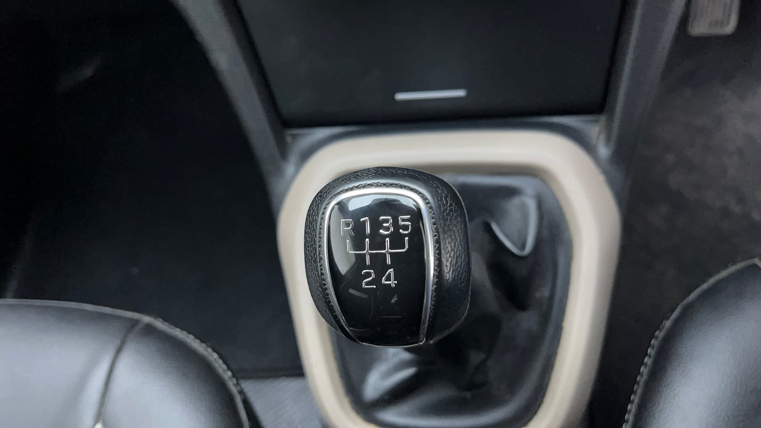 Used 2016 Hyundai Xcent SX 1.1 CRDi Diesel Manual interior GEAR  KNOB VIEW