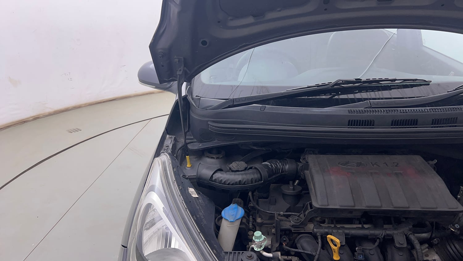 Used 2019 Hyundai Xcent SX Petrol Manual engine ENGINE RIGHT SIDE HINGE & APRON VIEW