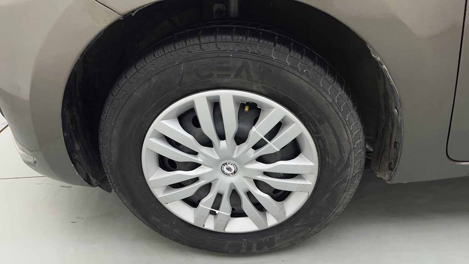 Used 2017 Maruti Suzuki Dzire VXi AMT Petrol Automatic tyres LEFT FRONT TYRE RIM VIEW