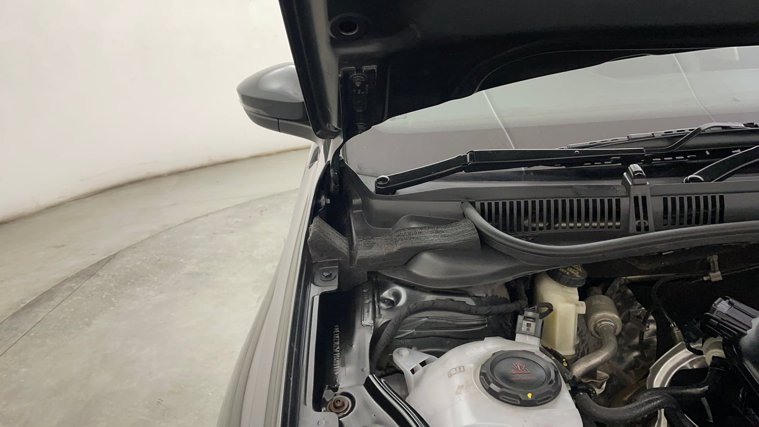 Used 2023 Volkswagen Virtus Highline 1.0 TSI AT Petrol Automatic engine ENGINE RIGHT SIDE HINGE & APRON VIEW
