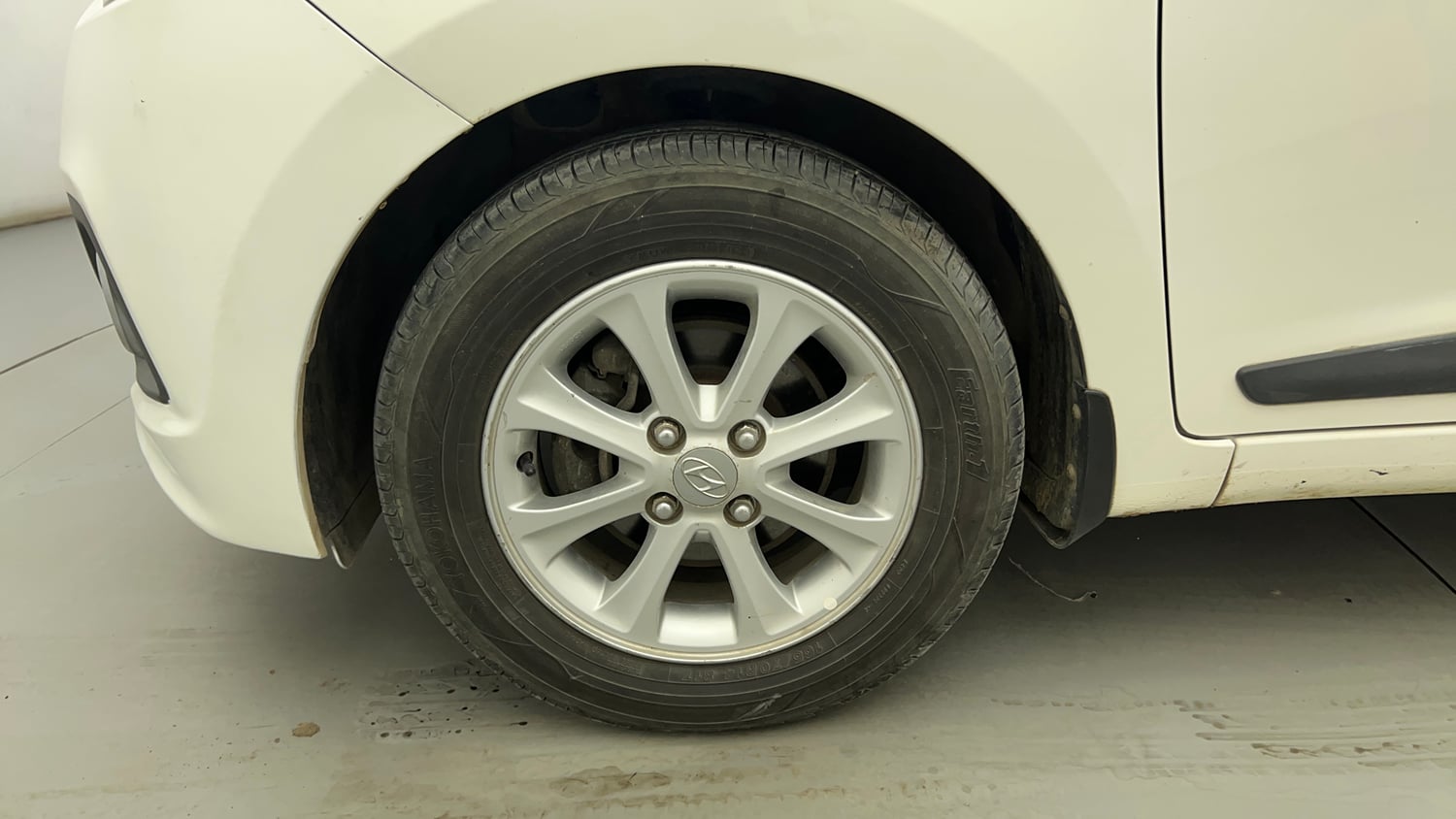 Used 2015 Hyundai Grand i10 Asta AT 1.2 Kappa VTVT Petrol Automatic tyres LEFT FRONT TYRE RIM VIEW