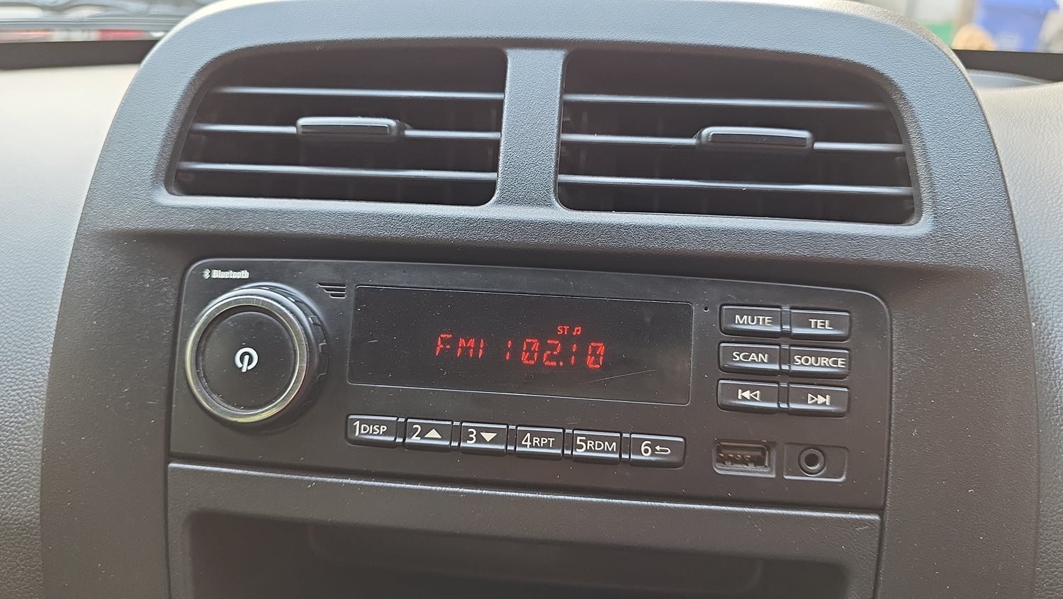 Used 2020 Renault Kwid RXL Petrol Manual top_features Integrated (in-dash) music system