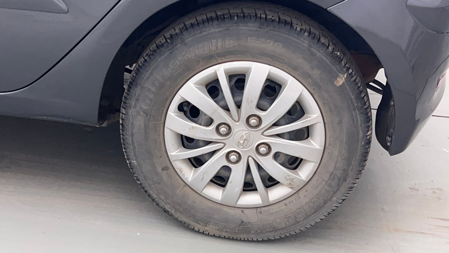 Used 2013 Hyundai i10 Sportz 1.2 Kappa2 Petrol Manual tyres LEFT REAR TYRE RIM VIEW