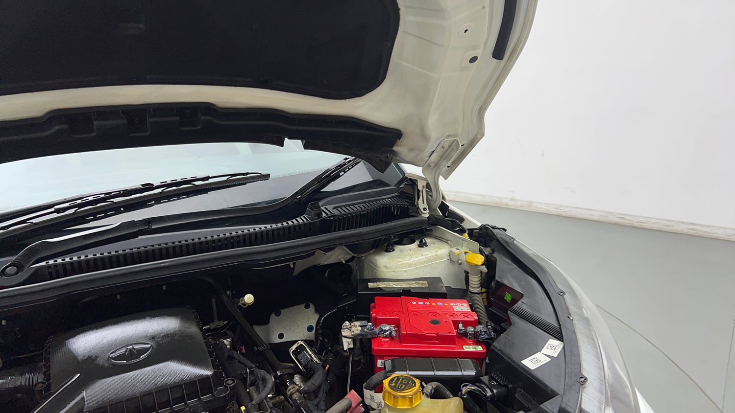 Used 2022 Tata Nexon XZA Plus (HS) Petrol Automatic engine ENGINE LEFT SIDE HINGE & APRON VIEW
