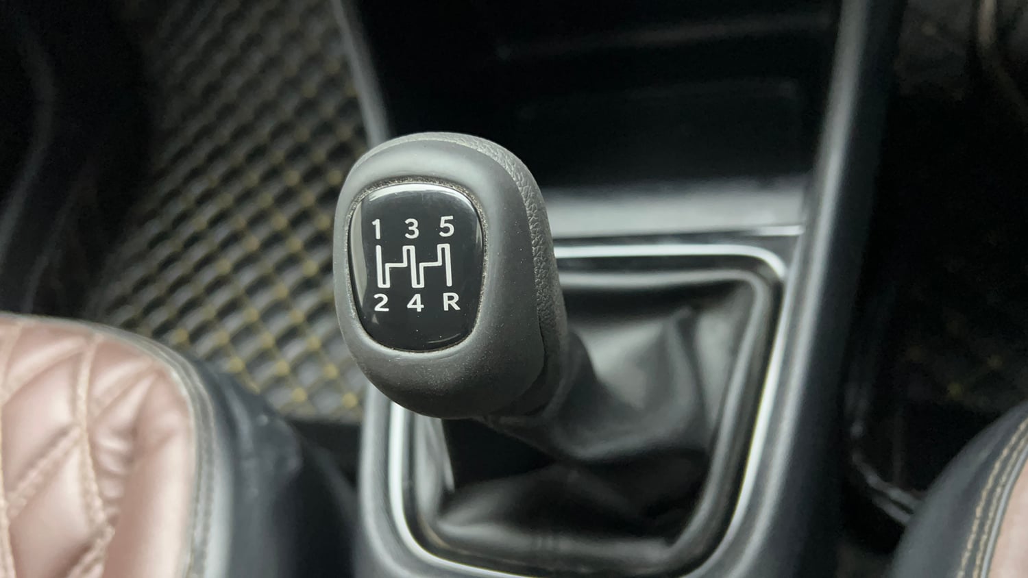 Used 2023 Tata Punch Adventure MT Petrol Manual interior GEAR  KNOB VIEW