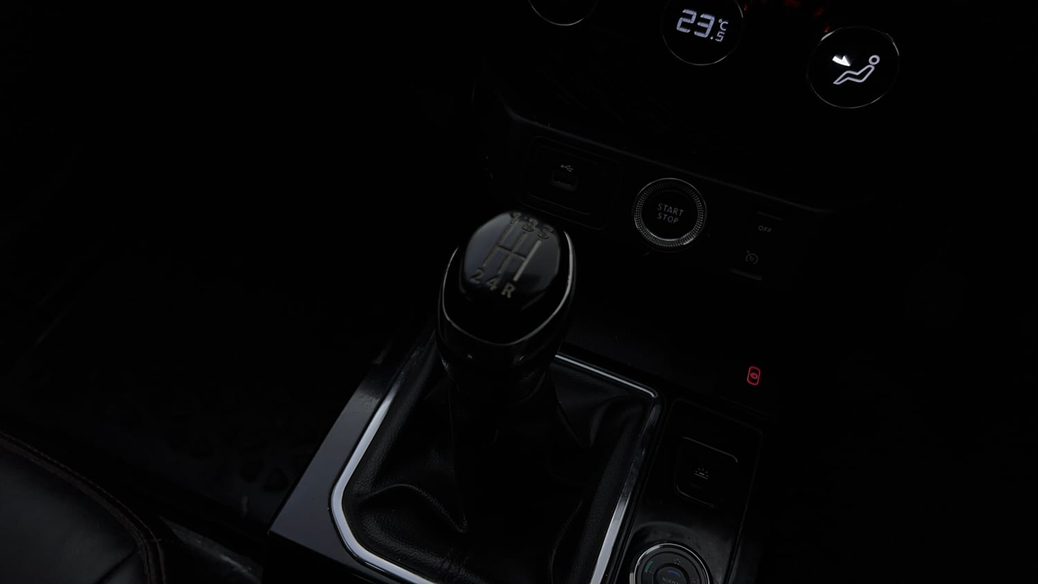Used 2022 Renault Kiger RXZ Turbo MT Dual Tone Petrol Manual interior GEAR  KNOB VIEW