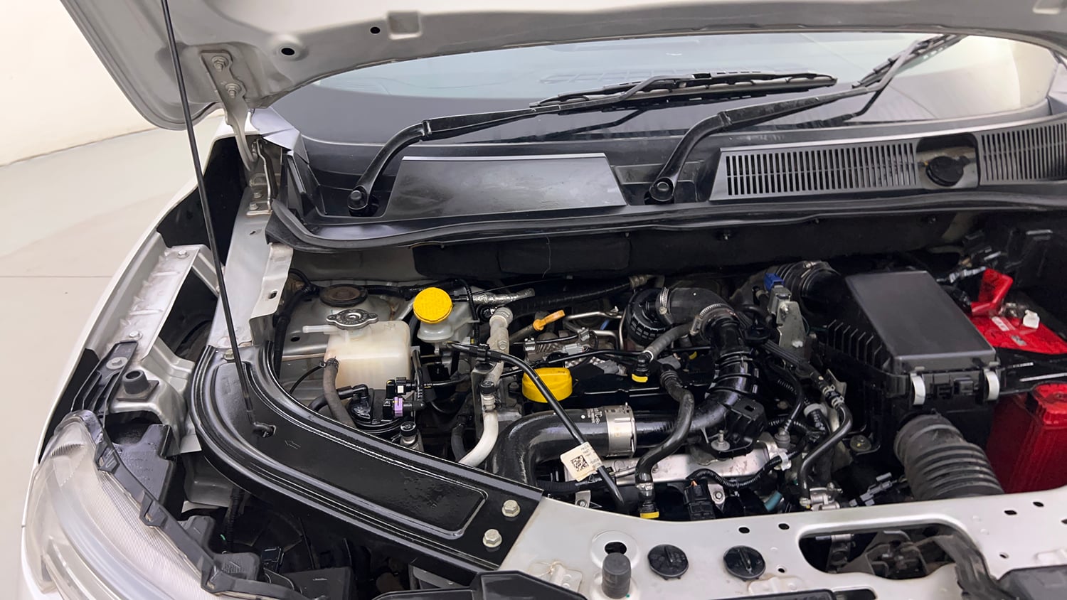 Used 2022 Renault Kiger RXZ Turbo MT Dual Tone Petrol Manual engine ENGINE RIGHT SIDE HINGE & APRON VIEW