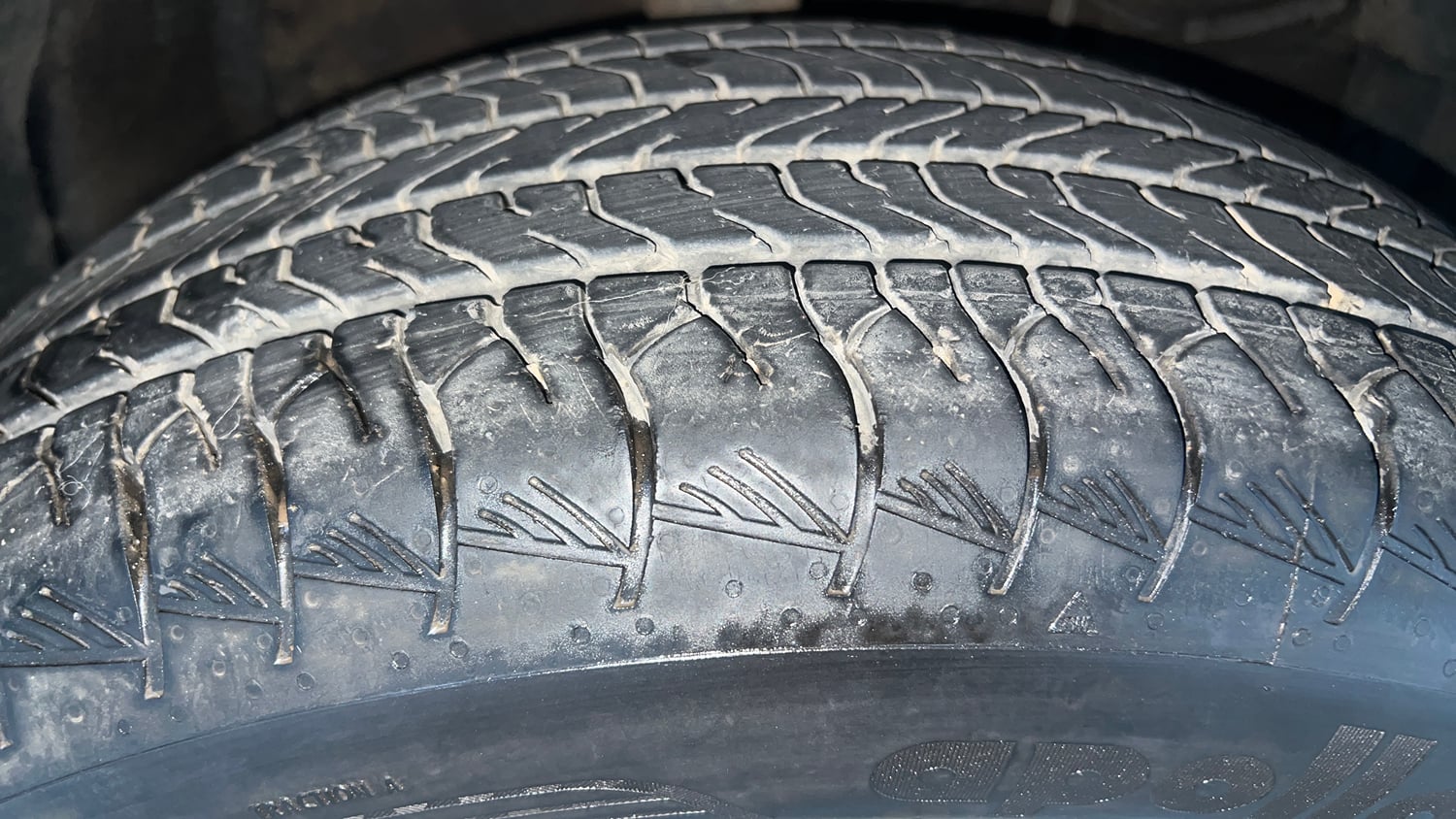 Used 2023 Maruti Suzuki Grand Vitara Alpha Dual Tone Smart Hybrid Petrol Manual tyres RIGHT FRONT TYRE TREAD VIEW