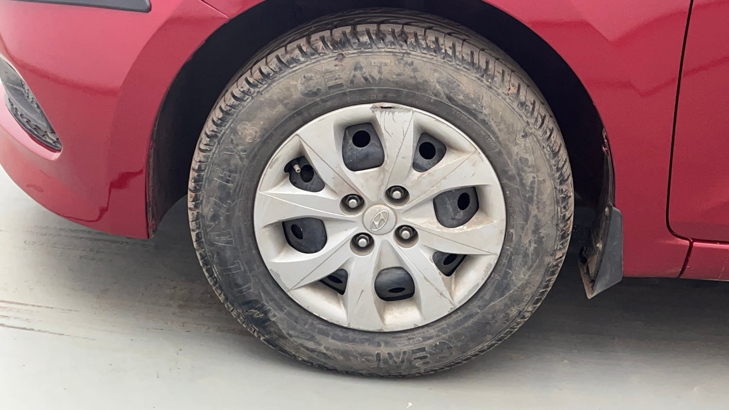 Used 2015 Hyundai Elite i20 Magna 1.2 Petrol Manual tyres LEFT FRONT TYRE RIM VIEW