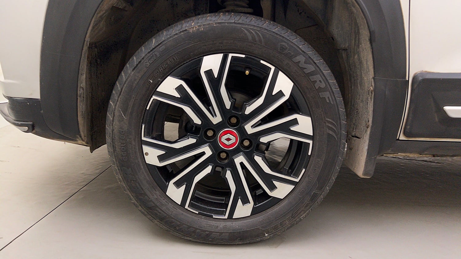 Used 2022 Renault Kiger RXZ Turbo MT Dual Tone Petrol Manual tyres LEFT FRONT TYRE RIM VIEW