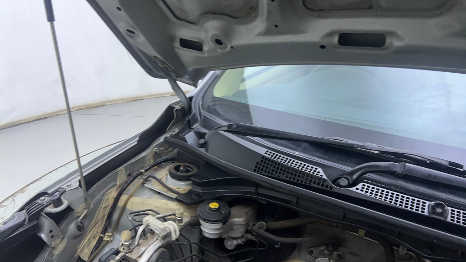 Used 2018 Honda Amaze 1.2 E MT Petrol Petrol Manual engine ENGINE RIGHT SIDE HINGE & APRON VIEW