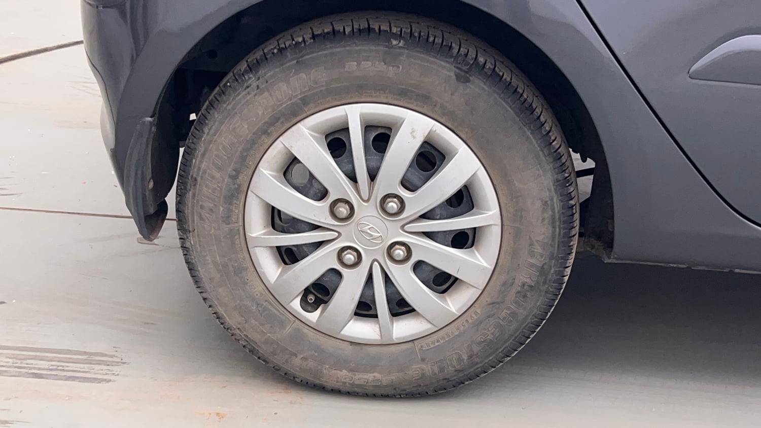 Used 2013 Hyundai i10 Sportz 1.2 Kappa2 Petrol Manual tyres RIGHT REAR TYRE RIM VIEW