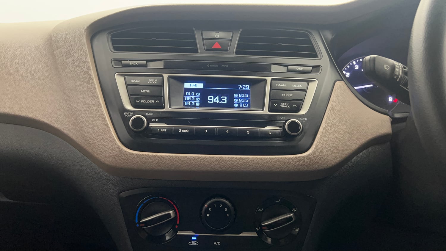 Used 2015 Hyundai Elite i20 Magna 1.2 Petrol Manual interior MUSIC SYSTEM & AC CONTROL VIEW