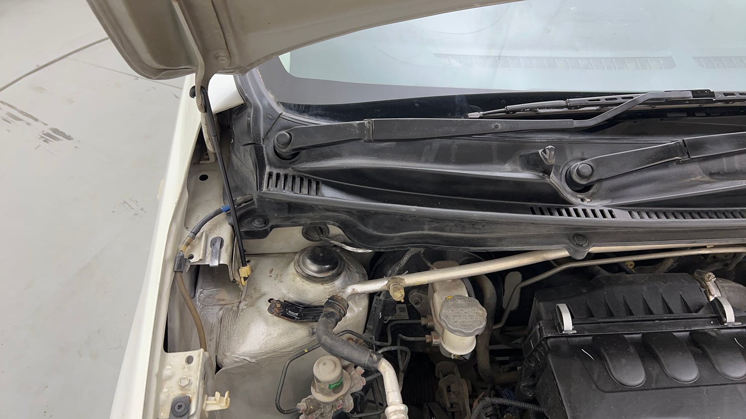 Used 2014 Maruti Suzuki Celerio VXi Petrol Manual engine ENGINE RIGHT SIDE HINGE & APRON VIEW