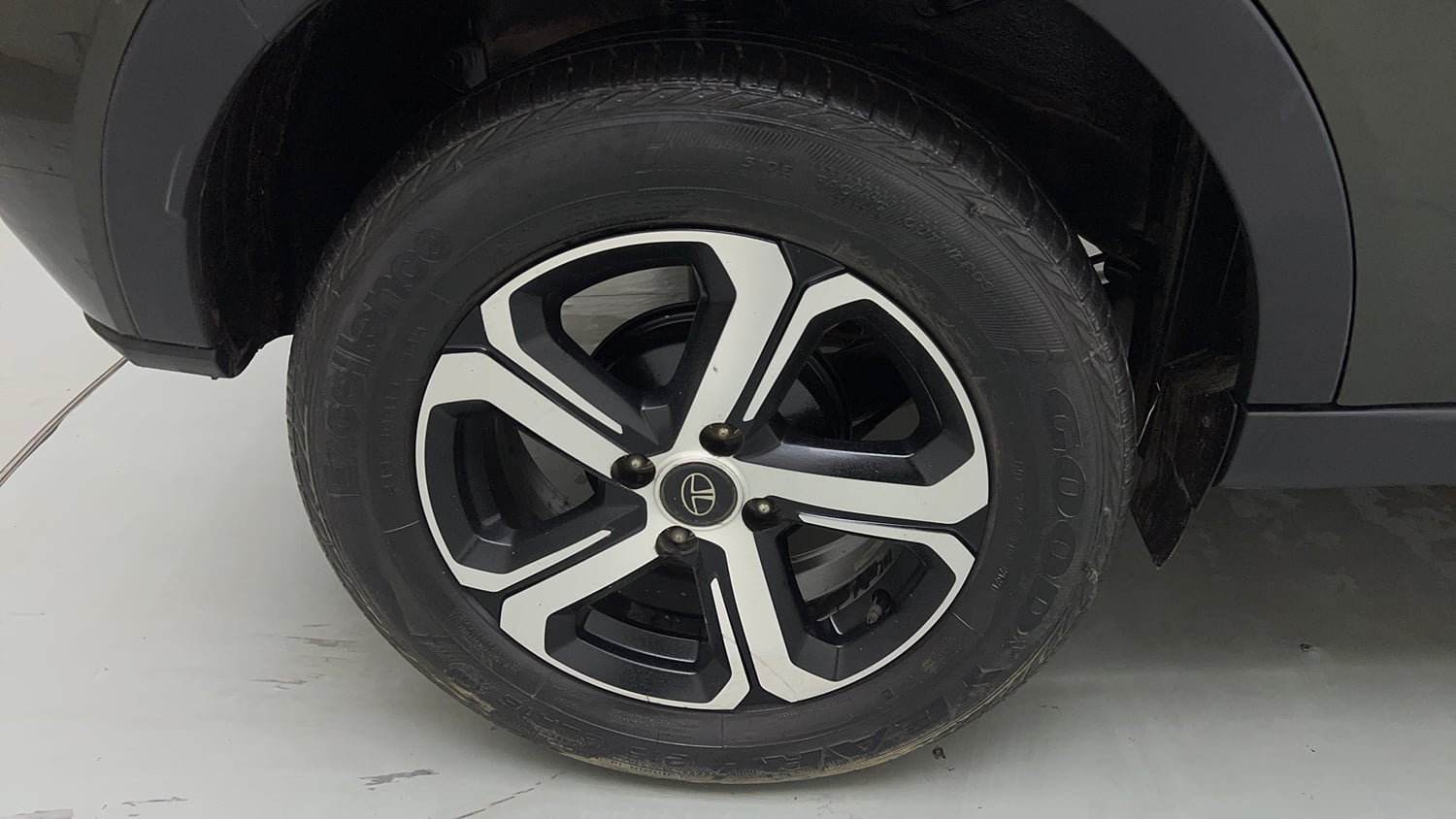 Used 2021 Tata Nexon XZA Plus Diesel Diesel Automatic tyres RIGHT REAR TYRE RIM VIEW