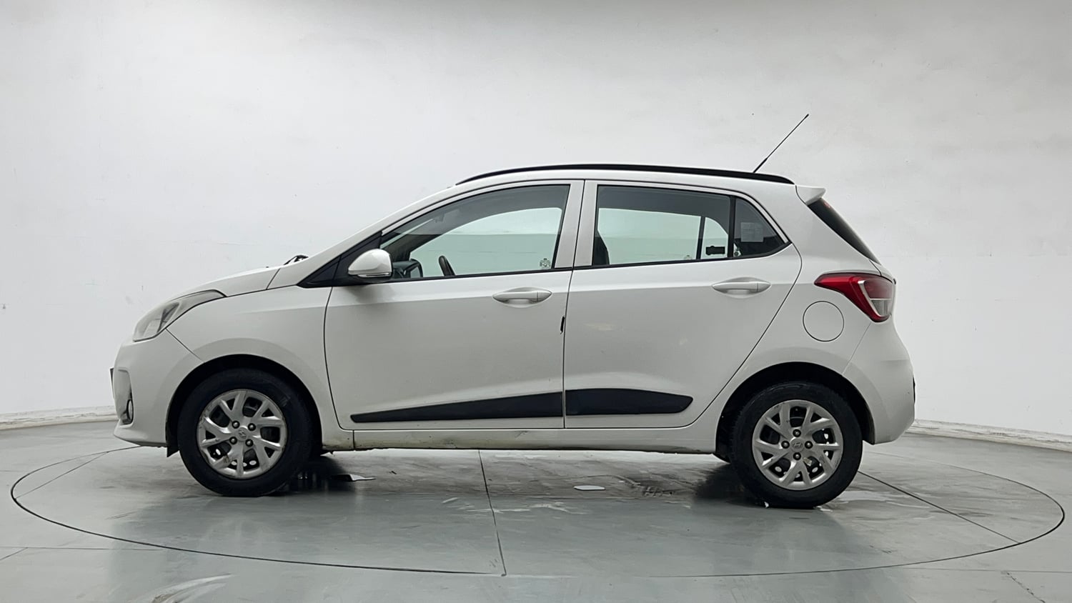 Used 2017 Hyundai Grand i10 Sportz (O) 1.2 Kappa VTVT Petrol Manual exterior LEFT SIDE VIEW