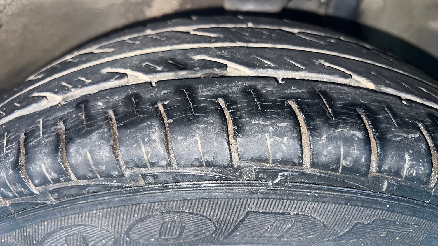 Used 2014 Maruti Suzuki Alto 800 Lxi CNG Cng Manual tyres LEFT FRONT TYRE TREAD VIEW